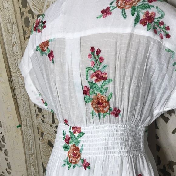 Chic White Floral Maxi Dress - Picture 5 of 7